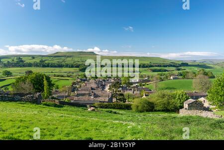 La vista si affaccia sul villaggio di Dales di Askrigg in Wensleydale verso la collina di Addlebrough Foto Stock