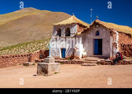Chiesa tetto di paglia al villaggio di Machuca vicino San Pedro de Atacama Foto Stock
