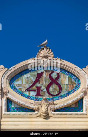 Esterno dettaglio decorativo della storica architettura Art Nouveau e Art Deco a Viareggio, Toscana, Italia. Foto Stock