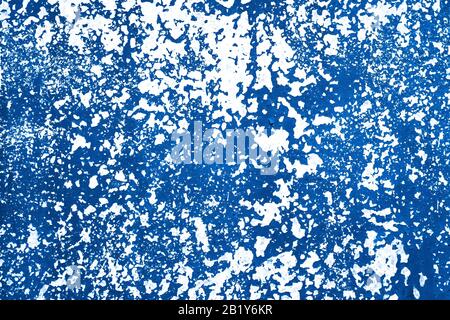 Sfondo sfumato. Vernice leccata sulla parete. Colori blu e bianco sullo sfondo. Vecchio sfondo muro. Sfondo astratto. Blu su sfondo bianco. Sfondo astratto blu di luci invernali incandescenti Foto Stock