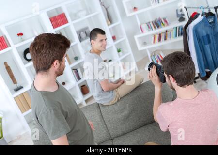 giovani fotografi creativi che lavorano al progetto Foto Stock