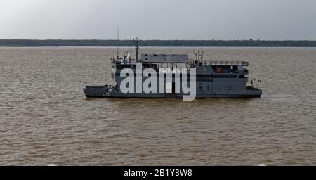 Vista laterale sul Na Para, una nave brasiliana Naval Hospital e compagnia aerea ormeggiata nel fiume Amazzonia vicino a Belem. Foto Stock