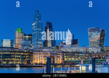 London Financial District - skyline della City of London Financial District a Dusk Foto Stock