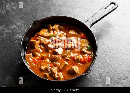 Peri-peri fegati di pollo in padella su fondo di pietra scura. Vista ravvicinata Foto Stock