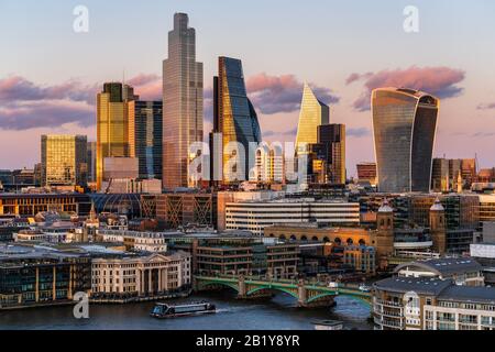 London Financial District - skyline della City of London Financial District al tramonto Foto Stock