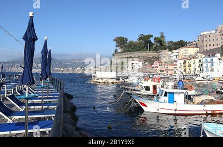 Vista sul Porto Vecchio di Sorrento, Italia Foto Stock