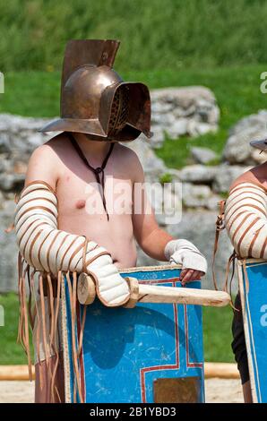 Gladiatura romana, progetto di ricerca sperimentale-archeologica dell'avversità di Regensburg, lotta espositiva all'anfiteatro di Carnuntum, Austria Foto Stock