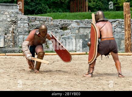 Gladiatura romana, progetto di ricerca sperimentale-archeologica dell'avversità di Regensburg, lotta espositiva all'anfiteatro di Carnuntum, Austria Foto Stock