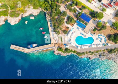 Vista aerea della costa del mare, barche, molo, piscina in estate Foto Stock