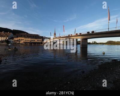 Ponte di barche e strade sopra il fiume Reno nella città europea DI STEIN am RHEIN nel cantone di Schaffhausen IN SVIZZERA Foto Stock