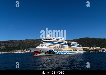 La nave di crociera Aidasol a Byfjorden, con partenza dal porto di Bergen, Norvegia. Foto Stock