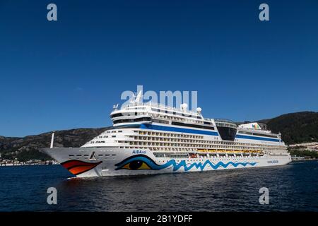 La nave di crociera Aidasol a Byfjorden, con partenza dal porto di Bergen, Norvegia. Foto Stock