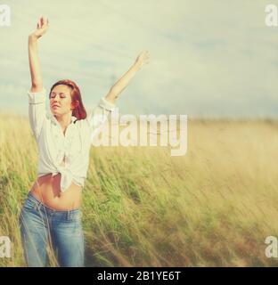 Rilassata redhead donna trascorrere tempo all'aperto estate Foto Stock