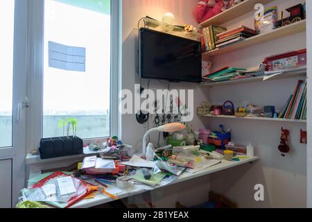 Anapa, Russia - 24 febbraio 2020: Frammento dell'interno della stanza dei bambini, un pasticcio sul tavolo dello studente Foto Stock