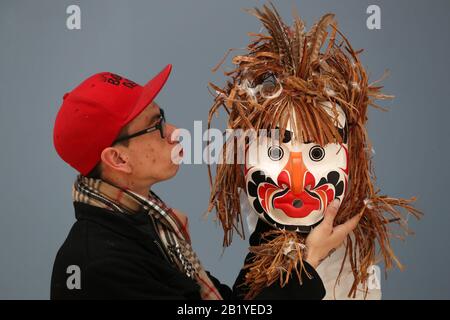 Artista Alan Hunt con maschera cerimoniale durante un'anteprima della mostra Pine's Eye, con opere ispirate alle popolazioni indigene di tutto il mondo, presso la Talbot Rice Gallery dell'Università di Edimburgo. Foto PA. Data Immagine: Venerdì 28 Febbraio 2020. La mostra comprende 15 maschere cerimoniali create dal capo ereditario Alan Hunt, membro della comunità canadese Kwakwaka'wakw, un murale ispirato alle tessitrici maya in Messico dell'artista newyorkese Johanna Unzueta, e complesse sculture pagane dell'artista sudcoreano Haegue Yang. Photo credit dovrebbe leggere: Andrew Milligan/PA Wire Foto Stock