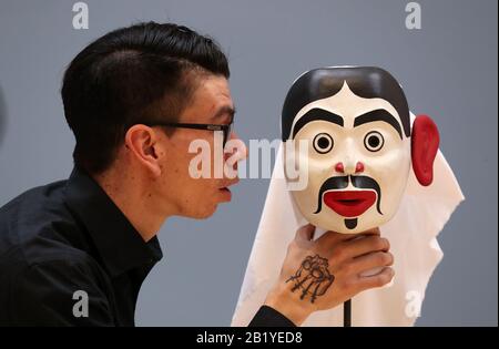 Artista Alan Hunt con maschera cerimoniale durante un'anteprima della mostra Pine's Eye, con opere ispirate alle popolazioni indigene di tutto il mondo, presso la Talbot Rice Gallery dell'Università di Edimburgo. Foto PA. Data Immagine: Venerdì 28 Febbraio 2020. La mostra comprende 15 maschere cerimoniali create dal capo ereditario Alan Hunt, membro della comunità canadese Kwakwaka'wakw, un murale ispirato alle tessitrici maya in Messico dell'artista newyorkese Johanna Unzueta, e complesse sculture pagane dell'artista sudcoreano Haegue Yang. Photo credit dovrebbe leggere: Andrew Milligan/PA Wire Foto Stock