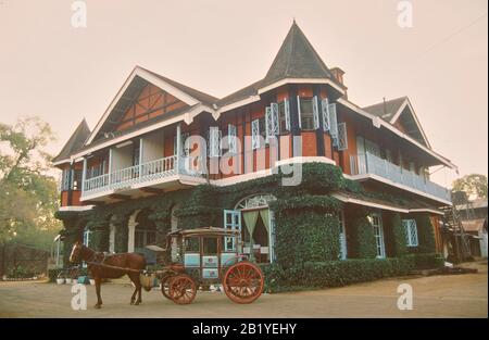 Candacraig, una casa coloniale di epoca a Maymyo, Birmania, con cavallo e carrozza di fronte alla porta principale. Foto Stock