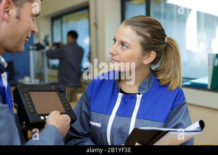 uomo e donna vineria dipendenti in uniforme protettiva Foto Stock
