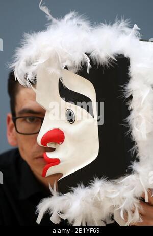 Artista Alan Hunt con maschera cerimoniale durante un'anteprima della mostra Pine's Eye, con opere ispirate alle popolazioni indigene di tutto il mondo, presso la Talbot Rice Gallery dell'Università di Edimburgo. Foto PA. Data Immagine: Venerdì 28 Febbraio 2020. La mostra comprende 15 maschere cerimoniali create dal capo ereditario Alan Hunt, membro della comunità canadese Kwakwaka'wakw, un murale ispirato alle tessitrici maya in Messico dell'artista newyorkese Johanna Unzueta, e complesse sculture pagane dell'artista sudcoreano Haegue Yang. Photo credit dovrebbe leggere: Andrew Milligan/PA Wire Foto Stock