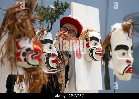 Artista Alan Hunt con maschera cerimoniale durante un'anteprima della mostra Pine's Eye, con opere ispirate alle popolazioni indigene di tutto il mondo, presso la Talbot Rice Gallery dell'Università di Edimburgo. Foto PA. Data Immagine: Venerdì 28 Febbraio 2020. La mostra comprende 15 maschere cerimoniali create dal capo ereditario Alan Hunt, membro della comunità canadese Kwakwaka'wakw, un murale ispirato alle tessitrici maya in Messico dell'artista newyorkese Johanna Unzueta, e complesse sculture pagane dell'artista sudcoreano Haegue Yang. Photo credit dovrebbe leggere: Andrew Milligan/PA Wire Foto Stock