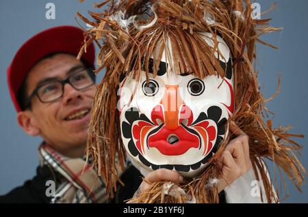 Artista Alan Hunt con maschera cerimoniale durante un'anteprima della mostra Pine's Eye, con opere ispirate alle popolazioni indigene di tutto il mondo, presso la Talbot Rice Gallery dell'Università di Edimburgo. Foto PA. Data Immagine: Venerdì 28 Febbraio 2020. La mostra comprende 15 maschere cerimoniali create dal capo ereditario Alan Hunt, membro della comunità canadese Kwakwaka'wakw, un murale ispirato alle tessitrici maya in Messico dell'artista newyorkese Johanna Unzueta, e complesse sculture pagane dell'artista sudcoreano Haegue Yang. Photo credit dovrebbe leggere: Andrew Milligan/PA Wire Foto Stock