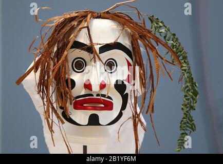 Maschera cerimoniale durante un'anteprima della mostra Pine's Eye, con opere ispirate alle popolazioni indigene di tutto il mondo, presso la Talbot Rice Gallery dell'Università di Edimburgo. Foto PA. Data Immagine: Venerdì 28 Febbraio 2020. La mostra comprende 15 maschere cerimoniali create dal capo ereditario Alan Hunt, membro della comunità canadese Kwakwaka'wakw, un murale ispirato alle tessitrici maya in Messico dell'artista newyorkese Johanna Unzueta, e complesse sculture pagane dell'artista sudcoreano Haegue Yang. Photo credit dovrebbe leggere: Andrew Milligan/PA Wire Foto Stock