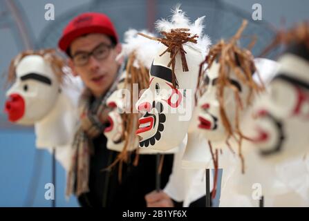 Artista Alan Hunt con maschera cerimoniale durante un'anteprima della mostra Pine's Eye, con opere ispirate alle popolazioni indigene di tutto il mondo, presso la Talbot Rice Gallery dell'Università di Edimburgo. Foto PA. Data Immagine: Venerdì 28 Febbraio 2020. La mostra comprende 15 maschere cerimoniali create dal capo ereditario Alan Hunt, membro della comunità canadese Kwakwaka'wakw, un murale ispirato alle tessitrici maya in Messico dell'artista newyorkese Johanna Unzueta, e complesse sculture pagane dell'artista sudcoreano Haegue Yang. Photo credit dovrebbe leggere: Andrew Milligan/PA Wire Foto Stock