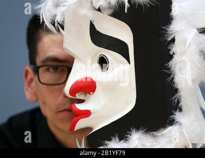 Artista Alan Hunt con maschera cerimoniale durante un'anteprima della mostra Pine's Eye, con opere ispirate alle popolazioni indigene di tutto il mondo, presso la Talbot Rice Gallery dell'Università di Edimburgo. Foto PA. Data Immagine: Venerdì 28 Febbraio 2020. La mostra comprende 15 maschere cerimoniali create dal capo ereditario Alan Hunt, membro della comunità canadese Kwakwaka'wakw, un murale ispirato alle tessitrici maya in Messico dell'artista newyorkese Johanna Unzueta, e complesse sculture pagane dell'artista sudcoreano Haegue Yang. Photo credit dovrebbe leggere: Andrew Milligan/PA Wire Foto Stock