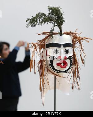 Maschera cerimoniale durante un'anteprima della mostra Pine's Eye, con opere ispirate alle popolazioni indigene di tutto il mondo, presso la Talbot Rice Gallery dell'Università di Edimburgo. Foto PA. Data Immagine: Venerdì 28 Febbraio 2020. La mostra comprende 15 maschere cerimoniali create dal capo ereditario Alan Hunt, membro della comunità canadese Kwakwaka'wakw, un murale ispirato alle tessitrici maya in Messico dell'artista newyorkese Johanna Unzueta, e complesse sculture pagane dell'artista sudcoreano Haegue Yang. Photo credit dovrebbe leggere: Andrew Milligan/PA Wire Foto Stock