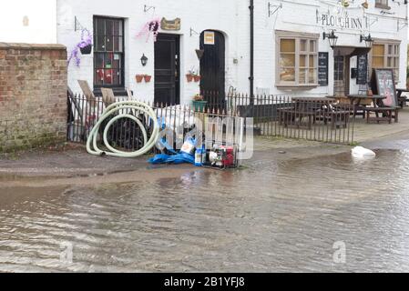 Riverside cottage e il Plow inn allagato a Upton su Severn. Foto Stock