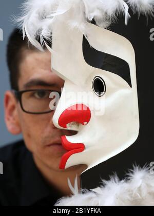 Artista Alan Hunt con maschera cerimoniale durante un'anteprima della mostra Pine's Eye, con opere ispirate alle popolazioni indigene di tutto il mondo, presso la Talbot Rice Gallery dell'Università di Edimburgo. Foto PA. Data Immagine: Venerdì 28 Febbraio 2020. La mostra comprende 15 maschere cerimoniali create dal capo ereditario Alan Hunt, membro della comunità canadese Kwakwaka'wakw, un murale ispirato alle tessitrici maya in Messico dell'artista newyorkese Johanna Unzueta, e complesse sculture pagane dell'artista sudcoreano Haegue Yang. Photo credit dovrebbe leggere: Andrew Milligan/PA Wire Foto Stock