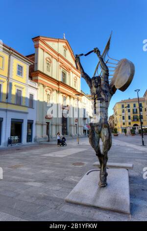 Italia, Piemonte, Novara, Piazza Gramsci, Chiesa Di San Pietro Al Rosario Foto Stock