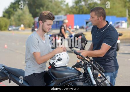 giovane uomo in moto corso di formazione Foto Stock