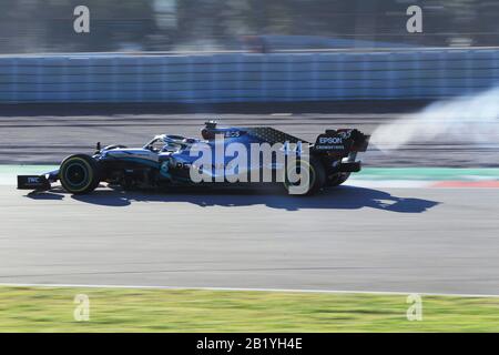 Barcellona, Spagna. 28th Febbraio 2020; Circuit De Barcelona Catalunya, Barcellona, Catalogna, Spagna; Formula 1 Pre Season Testing Week Two, Day 3; Mercedes Amg Petronas, Lewis Hamilton Vettura Fuma Durante I Giri Iniziali Credito: Action Plus Sports Images/Alamy Live News Foto Stock