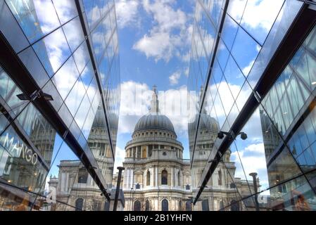 Regno Unito, Inghilterra, Londra, Cattedrale di San Paolo la riflessione Foto Stock