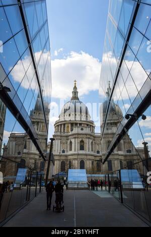 Regno Unito, Inghilterra, Londra, Cattedrale di San Paolo la riflessione Foto Stock