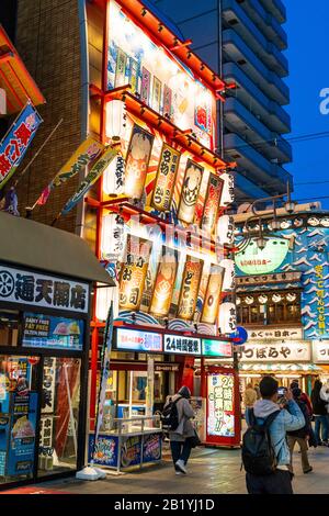 Blue hour con l'esterno di Yokozuna, un ristorante a Tema Sumo, famoso per il suo cibo kushikatsu. Edificio ed ingresso con foto sumo sopra. Foto Stock