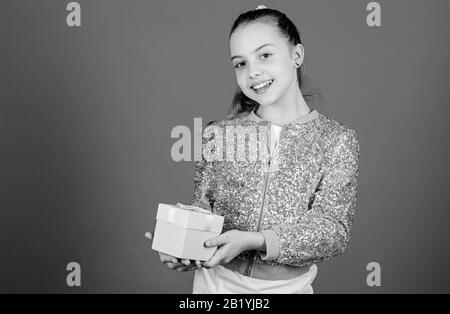 Ragazza con confezione regalo sfondo blu. Venerdì nero. Giornata di shopping. Carino adorabile bambino portano confezione regalo. Regalo a sorpresa box. Desideri per il compleanno. Mondo della felicità. Offerte accade ogni giorno. Il mio prezioso. Foto Stock