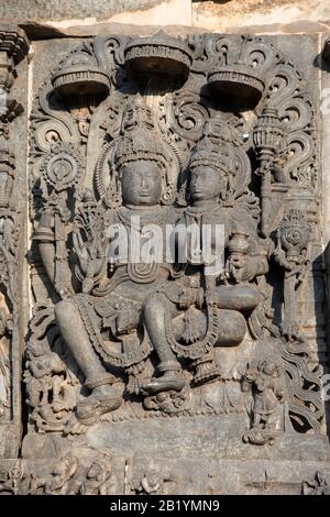 Siva e Parvathi rilievo, Hoysalewara Shiva tempio, Halebidu, Karnataka, India Foto Stock