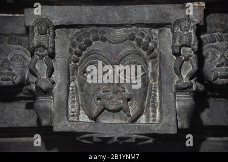 Scolpito faccia sulla parete interna del tempio di Lakshmi Devi, fu buil nel 1114 C.E., Doddagaddavalli, Karnataka, India Foto Stock