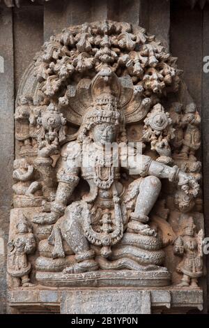 Scultura insolita del Signore Vishnu seduto su Shesh Naga, Tempio Chennakesava, Somanathapura, Karnataka, India Foto Stock