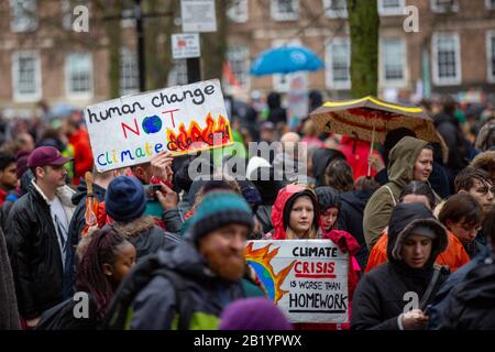Bristol, Regno Unito. 28th Feb 2020. Greta Thunberg, l'attivista svedese per lo sciopero del clima, si reca a Bristol, nel Regno Unito, per affrontare il clima di Bristol Youth Strike 4. Le folle di 30.000 persone si riunirono su College Green prima di marciare per la città. Credito: Rob Hawkins/Alamy Live News Foto Stock