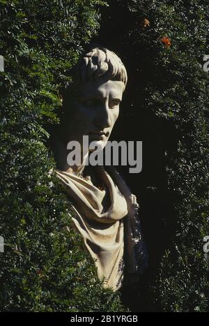 Statua del giardino, busto a Groombridge Place. Kent. Inghilterra. REGNO UNITO Foto Stock