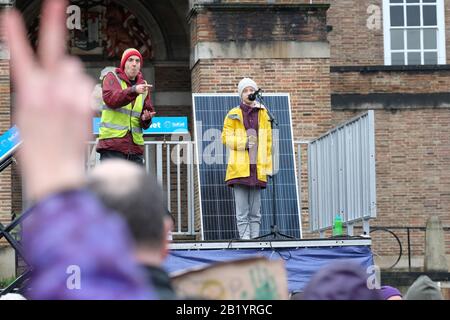 Bristol, Regno Unito - venerdì 28th febbraio 2020 - l'attivista per il clima Greta Thunberg parla alla manifestazione Bristol Youth Strike 4 Climate al College Green, Bristol sotto la pioggia. Foto Steven May / Alamy Live News Foto Stock