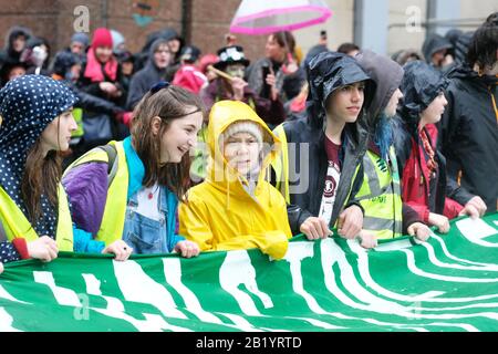 Bristol, UK - Venerdì 28th Febbraio 2020 - l'attivista del clima Greta Thunberg guida il Bristol Youth Strike 4 Climate march attraverso Bristol sotto la pioggia. Foto Steven May / Alamy Live News Foto Stock