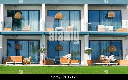 Moderno edificio di appartamenti con cortile e balconi. Foto Stock