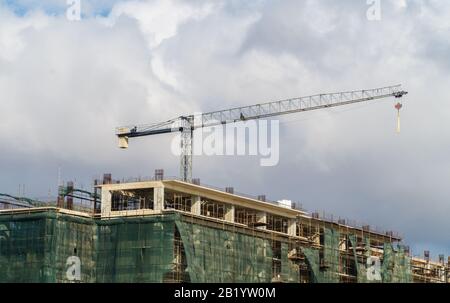 La costruzione industriale gru in città. Foto Stock