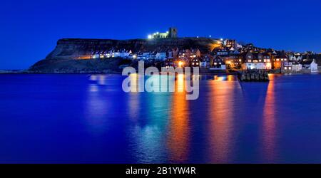 Whitby città vecchia a ora blu, North Yorkshire, Inghilterra, Regno Unito Foto Stock