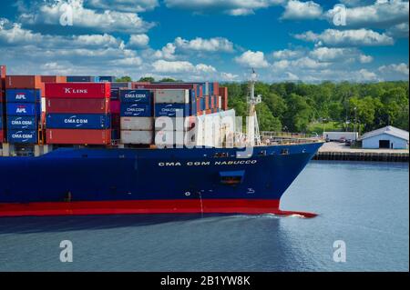 Arco di blu e rosso Freighter a Savannah River Foto Stock