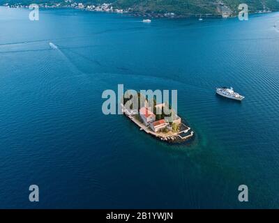 Veduta aerea di Sveti Dorde, Isola di San Giorgio è uno dei due isolotti al largo della costa di Perast nella Baia di Cattaro, Montenegro. Foto Stock